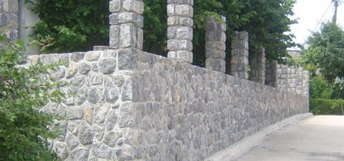 Kamniti zidovi, ograje in kamini